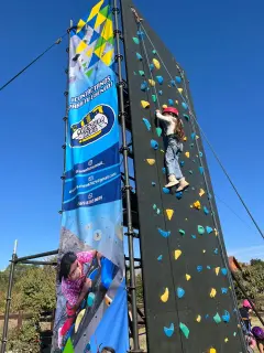 Evento Corporativo de Escalada - Actividad de team building empresarial con muro de escalada móvil | Aventura Móvil Chile