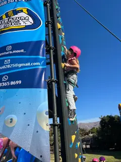 Evento Corporativo de Escalada - Actividad de team building empresarial con muro de escalada móvil | Aventura Móvil Chile