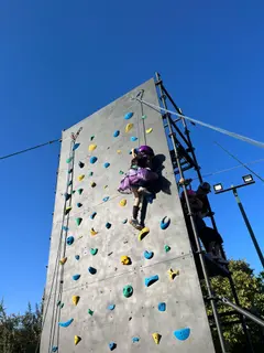 Fiesta Infantil con Escalada - Celebración de cumpleaños con diversión y aventura en muro de escalada | Aventura Móvil Chile