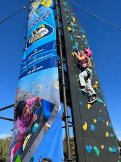 Festival con Muro de Escalada - Evento masivo con atracción de escalada móvil para todas las edades | Aventura Móvil Chile