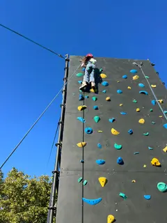 Actividad Deportiva Empresarial - Jornada deportiva corporativa con desafío de escalada en muro móvil | Aventura Móvil Chile