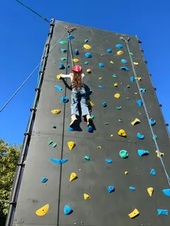 Evento Corporativo de Escalada - Actividad de team building empresarial con muro de escalada móvil | Aventura Móvil Chile