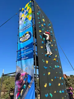 Matrimonio con Actividad de Escalada - Celebración matrimonial única con entretenimiento de escalada móvil | Aventura Móvil Chile