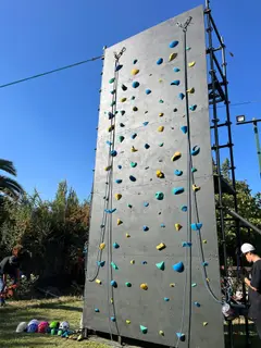 Festival con Muro de Escalada - Evento masivo con atracción de escalada móvil para todas las edades | Aventura Móvil Chile