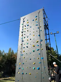 Actividad Deportiva Empresarial - Jornada deportiva corporativa con desafío de escalada en muro móvil | Aventura Móvil Chile