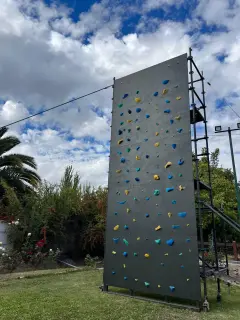 Evento Corporativo de Escalada - Actividad de team building empresarial con muro de escalada móvil | Aventura Móvil Chile