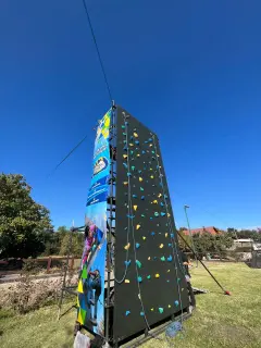Festival con Muro de Escalada - Evento masivo con atracción de escalada móvil para todas las edades | Aventura Móvil Chile