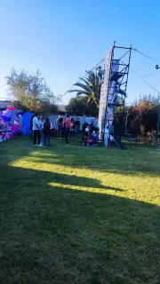 Actividad Deportiva Empresarial - Jornada deportiva corporativa con desafío de escalada en muro móvil | Aventura Móvil Chile