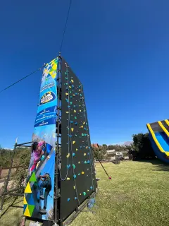 Evento Corporativo de Escalada - Actividad de team building empresarial con muro de escalada móvil | Aventura Móvil Chile